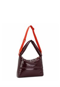 Bolso burdeos brillante con una correa roja ajustable, que presenta una forma triangular y una textura suave y acolchada.