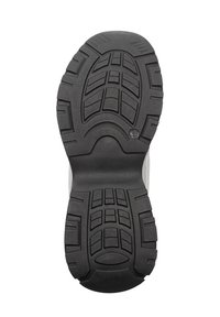 Gumowa podeszwa buta z głębokimi bieżnikami dla lepszej przyczepności. Posiada teksturowaną powierzchnię z poziomymi i pionowymi wzorami dla zwiększenia trakcji i trwałości.