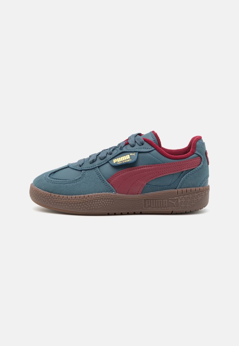 Baskets basses Puma avec dessus bleu, bande et doublure bordeaux, étiquette dorée Puma Palermo et semelle en caoutchouc marron texturée.