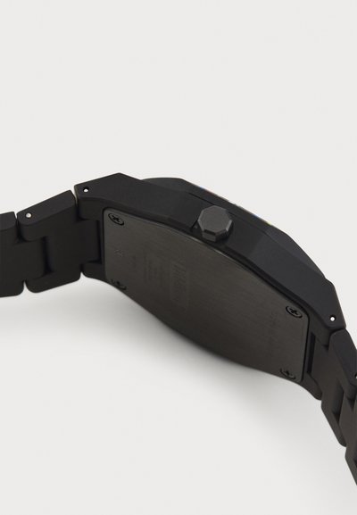 Sort metalur ur med en sammenknyttet rem, hexagonal krone og en struktureret bagside. Ren, vinkelret design med minimale detaljer.
