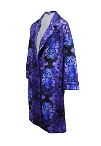 Abrigo de patrón morado y azul con acabado satinado, que presenta un cuello con muesca, bolsillos frontales y puños enrollados. El diseño incluye motivos ornamentales.