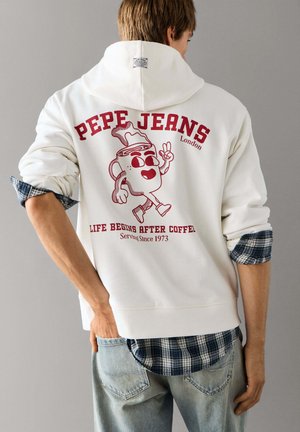Persoon draagt een witte hoodie met rode tekst "PEPE JEANS London" en een cartoon koffie mok waarop staat "Life begins after coffee Serving Since 1973" op de achterkant.