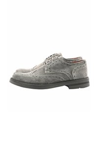 Brogue in suede grigio con design perforato, suola in gomma nera piatta e lacci grigi coordinati. Presenta una punta arrotondata e una silhouette classica.