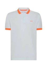 Polo grigio chiaro in cotone, con accenti arancioni sul colletto e sulle maniche, patta con tre bottoni e piccolo logo sul lato sinistro del petto.