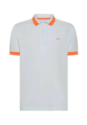 Polo grigio chiaro in cotone, con accenti arancioni sul colletto e sulle maniche, patta con tre bottoni e piccolo logo sul lato sinistro del petto.