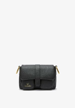 Borsa a spalla in pelle nera texture con dettagli in oro, dotata di chiusura a pattina e logo dorato. Forma rettangolare compatta.