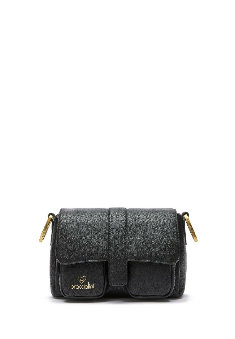 Borsa a spalla in pelle nera texture con dettagli in oro, dotata di chiusura a pattina e logo dorato. Forma rettangolare compatta.