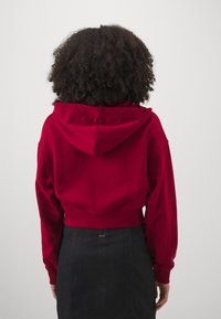 Calvin Klein Jeans BADGE ZIP THROUGH - Sweat zippé - red currant