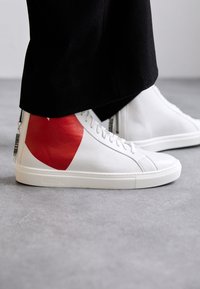 Unselected, bianco/rosso
