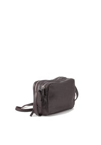 Borsa in pelle marrone con forma rettangolare, chiusura con cerniera e design sottile. Dispone di una tracolla staccabile per una maggiore versatilità.