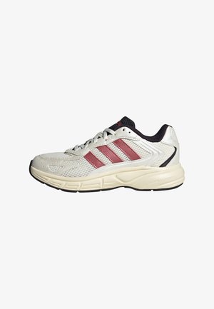Biały but do biegania Adidas z różowymi paskami, siateczkową cholewką, czarną wyściółką i amortyzowaną podeszwą oznaczoną "Cloudfoam" na białym tle.