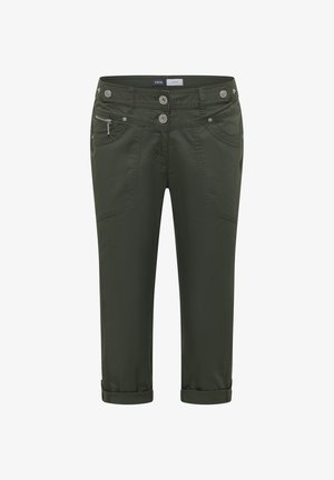 Pantalon court vert foncé avec deux boutons à l'avant, poche zippée, passants pour ceinture et revers roulés.