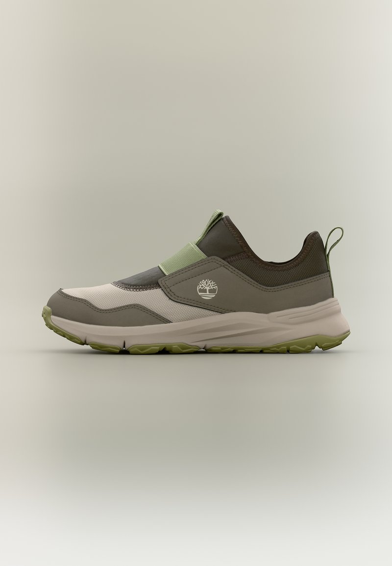 Χαμηλά αθλητικά παπούτσια σε πράσινο, καφέ και μπεζ με λαστιχένια σόλα και ελαστικό λουράκι, με το λογότυπο του δέντρου Timberland στο πλάι.