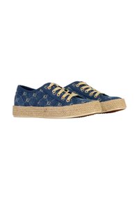 Espadrilles de lona azul con cordones y suelas de yute trenzado. Presentan cordones en color tostado y un patrón de logo repetido en la parte superior de la tela.