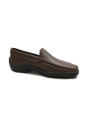 Mocassino slip-on in pelle marrone con tomaia cucita e suola in gomma nera, progettato per un uso casual o formale.