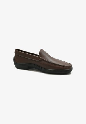 Mocassino slip-on in pelle marrone con tomaia cucita e suola in gomma nera, progettato per un uso casual o formale.