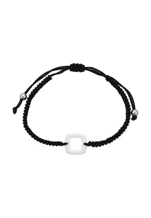 Schwarzes verstellbares Armband aus geflochtenem Band mit einer weißen quadratischen Keramikperle in der Mitte und silbernen Akzenten an den Enden.