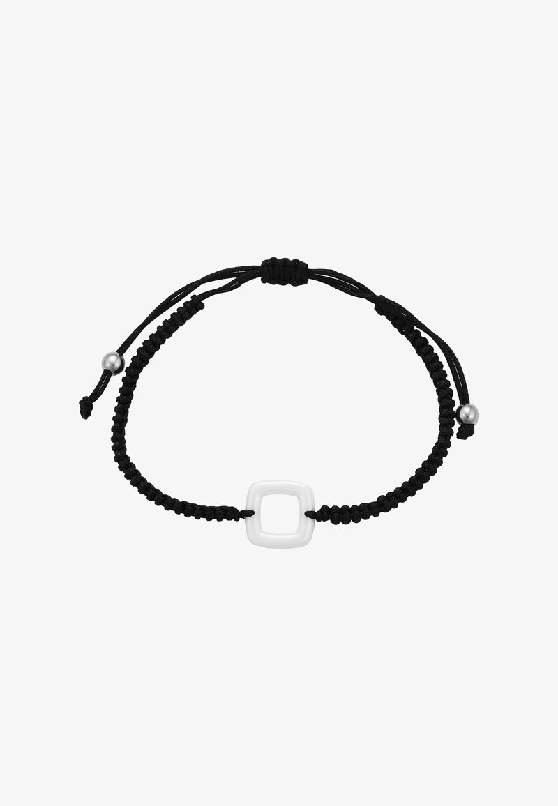 Musta säädettävä rannekoru, joka on valmistettu punotusta nauhasta ja jossa on keskellä valkoinen neliönmuotoinen keramiikkapala, sekä hopeaset yksityiskohdat päissä.