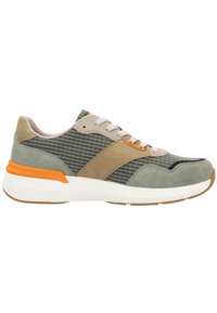 Baskets avec une tige en textile à carreaux verts et beiges, des accents en daim, des détails orange et une semelle blanche rembourrée avec une semelle extérieure en caoutchouc couleur gomme.