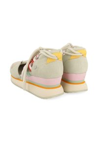 Zapatillas deportivas de cuña de ante y malla en gris claro y colores pastel. Presentan una suela estratificada con detalles en naranja, rosa y verde. Diseño con cordones.