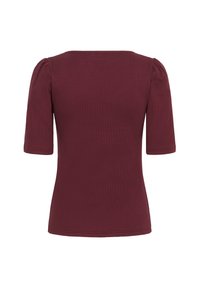 Burgundská priliehavá blúzka s krátkymi rukávmi, ribbed textúrou a štvorcovým výstrihom. Záhybový detail na ramenných častiach pridáva jemný dizajnový akcent.