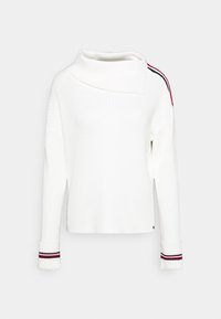 Pull blanc côtelé avec un col asymétrique unique, des manches longues avec des poignets à accents rayés, et une coupe carrée.