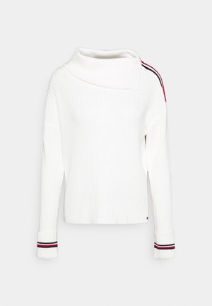 Bílý žebrovaný svetr s unikátním asymetrickým límcem, dlouhými rukávy s proužkovanými manžetami a boxovým střihem.