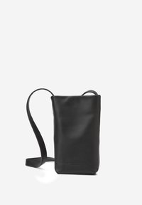 Czarna skórzana torba na ramię o smukłym prostokątnym kształcie, gładkiej fakturze, regulowanym pasku oraz wytłoczonym logo z przodu.