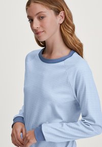 Lichtblauwe sweatshirt met lange mouwen, voorzien van een gestructureerd gestreept patroon, geribbelde manchetten en halslijn in een contrasterende donkerblauwe kleur, in een relaxed fit.