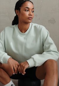 adidas Sportswear ESSENTIALS SMALL LOGO FEEL COZY  - Sportinis megztinis - linen green/white