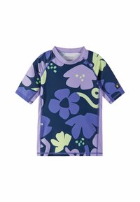 Koszulka kąpielowa z krótkim rękawem w ciemnym granacie z dużymi fioletowymi i zielonymi wzorami kwiatowymi. Wykonana z elastycznego, szybko schnącego materiału. Posiada okrągły dekolt.