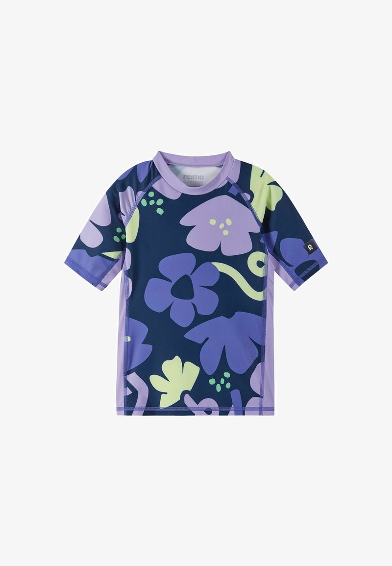 Koszulka kąpielowa z krótkim rękawem w ciemnym granacie z dużymi fioletowymi i zielonymi wzorami kwiatowymi. Wykonana z elastycznego, szybko schnącego materiału. Posiada okrągły dekolt.