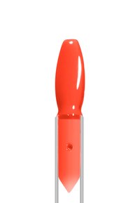 Glänzender, hell leuchtender Korallen-Orange-Nagellack auf einem transparenten Lipgloss-Applikatorstab vor weißem Hintergrund.