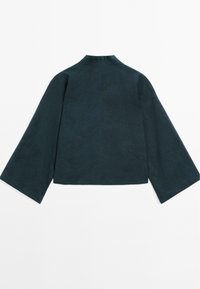 Tmavě zelená bunda s vysokým límcem a širokými rukávy. Vyrobena z texturované látky, má zkrácený, rovný střih.