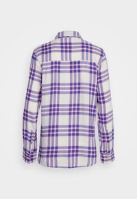 Camicia in flanella a quadri bianca, con strisce viola e rosa. Maniche lunghe, con polsini a bottone e tasca sul retro. Tessuto morbido, design casual.