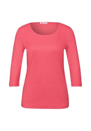 Corail, haut à manches trois-quarts avec un col rond. Confectionné dans un tissu doux et extensible. Texture lisse sans motifs ni accents visibles.