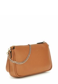 Sac à main en simili cuir marron avec surface texturée, bandoulière en chaîne argentée, fermeture éclair et forme rectangulaire. Comprend deux compartiments.