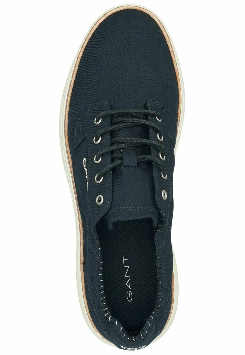 Dunkelblaue Canvas-Sneaker mit runder Zehenkappe, metallischen Ösen und schwarzem Innenfutter. Verfügt über eine beigefarbene Zwischensohle und braune Akzente in der Nähe der Sohle.