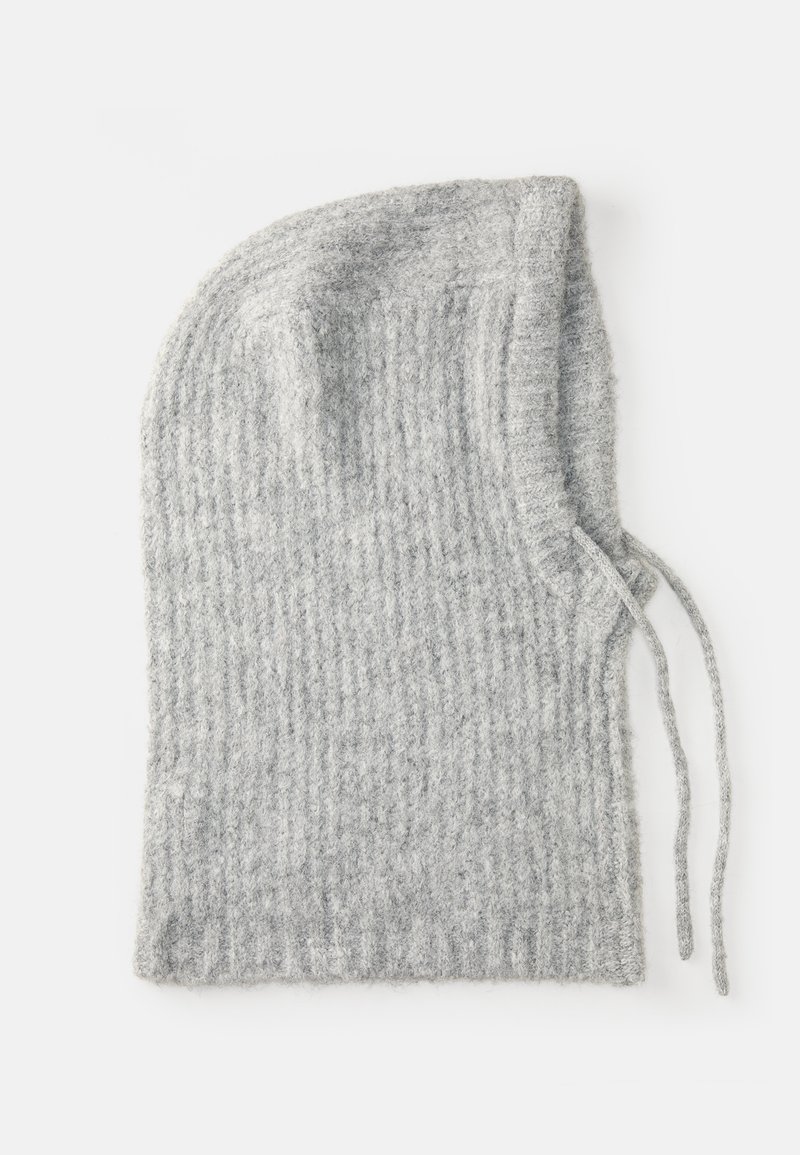 Balaclava cinza tricotada com textura canelada. Apresenta cordões para ajuste. Feita de material macio e quente para o tempo frio.