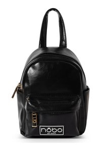 Zaino in ecopelle nera con design arrotondato, tasca frontale con zip, dettagli in zip dorata e patch con logo sul fondo.