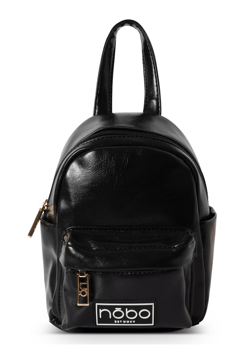 Zaino in ecopelle nera con design arrotondato, tasca frontale con zip, dettagli in zip dorata e patch con logo sul fondo.