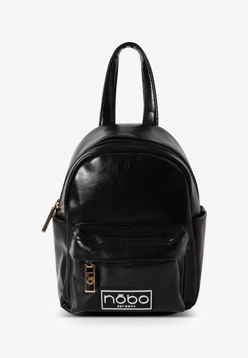 Zaino in ecopelle nera con design arrotondato, tasca frontale con zip, dettagli in zip dorata e patch con logo sul fondo.