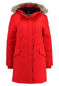 Rode parka jas met een capuchon van nepbont, een ritssluiting aan de voorkant, twee zijzakken met kleppen en geribbelde manchetten. Gladde stof met gewatteerde isolatie.