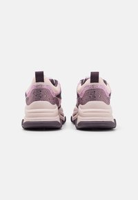 Sportsskor med ett andningsbart mesh-övre i mörklila med rosa accenter, tjockt dämpat sål och förstärkt hälflik för stöd.