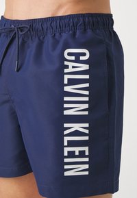 Calvin Klein Swimwear MEDIUM DRAWSTRING - Plaukimo šortai - signature navy