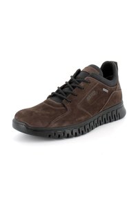 Sneaker in suede marrone con accenti neri, design con lacci, collo imbottito e suola in gomma testurizzata con un motivo ondulato.