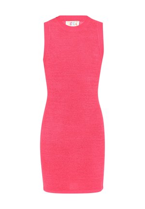 Erkapihtidega roosa kleit, mis on valmistatud siledast kudumisest, ümmarguse kaelusega ja sirge silueti ning ilma varrukateta.