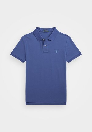 Polo bleu à manches courtes avec deux boutons, col et petit logo brodé sur la poitrine gauche.
