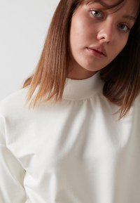 LELA HIGH COLLAR  - Sportska majica - ecru