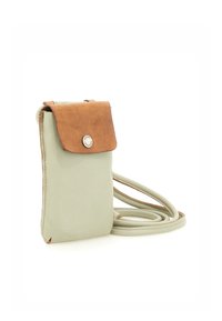 Borsa a tracolla in pelle verde chiaro con pattina in pelle marrone, chiusura a pressione in argento e tracolla regolabile, con una cerniera per una chiusura sicura.